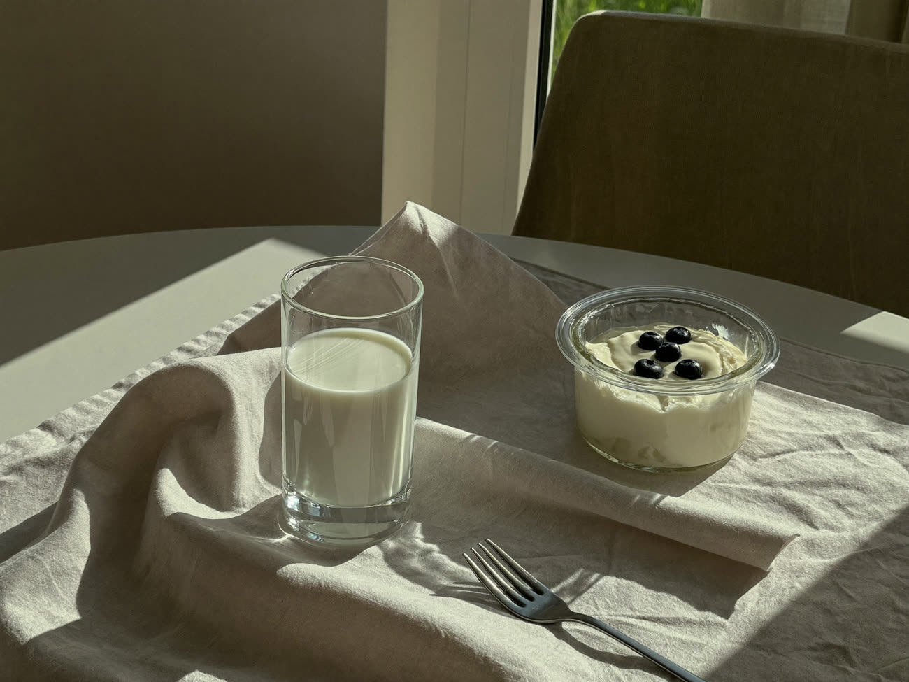 아침 식탁에 놓인 산양유 한 잔과 요거트